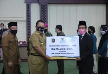 Gubernur Arinal Serahkan Bantuan Beasiswa Baznas kepada Mahasiswa Terdampak Covid-19