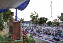 Gunakan Protokol Kesehatan, Gubernur dan Keluarga Sholat Idul Adha 1441 H di PKOR Way Halim, Serahkan Kurban 2 Ekor Sapi