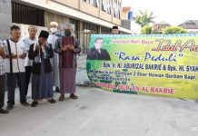 IR, Hi, Aburizal Bakrie Memberikan Dua Ekor Sapi Qurban Di Tulangbawang