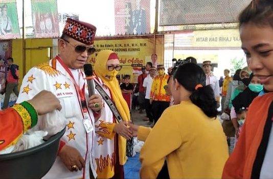 BALON WALIKOTA BANDAR LAMPUNG IKE EDWIN BAGIKAN 1.000 KUPON DAGING QURBAN