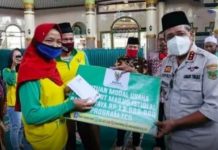 Bupati Lampung Tengah Bantu Tambahan Modal Ratusan Pedagang Kaki Lima