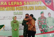 PWI Tulangbawang Menyerahkan Piagam Penghargaan Best Partner Kepada Mantan Dandim 0426
