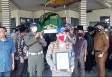 Bupati Pesawaran Dendi Ramadhona Lepas Jenazah Isroni Mirhadi Ke Peristirahatan Terakhir