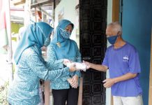 Ajak Masyarakat Disiplin Gunakan Masker, Ibu Riana Arinal Bagikan Masker Ke Masyarakat