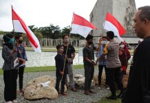 Bupati,Kapolres dan Dandim Membagikan Bendera Merah Putih Kepada Warga Tubaba