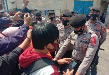 Arogannya Aparat Kepolisian Saat Pengamanan Sidang Pleno Caden Di Bawaslu