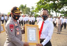 Kapolda Lampung Berikan Penghargaan Kepada 8 Personelnya