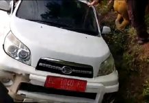 Mobil Dinas Pemkab Pesawaran Mengalami Lakalanta