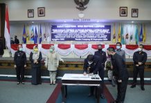 Gubernur dan Ketua DPRD Tandatangani Raperda Perubahan APBD Tahun Amggaran 2020