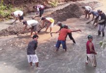 Warga Sindangherang – Padaherang Gotong Royong Bersihkan Sungai Cilentah Pasca Banjir Kemarin