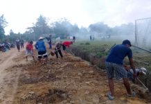 Warga Bersama Paguyuban Pencak Silat Tiyuh Mulya Jaya Gotong Royong Bersihkan Lingkungan