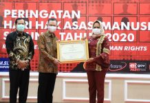 Pemkab Tulang Bawang Menerima Penghargaan Untuk Kabupaten Peduli HAM
