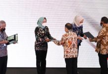 Bupati Tulang Bawang Menerima Penghargaan Capaian Indeks Pencegahan Korupsi Terbaik