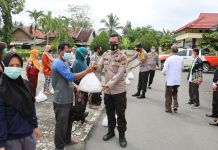 50 Warga Kampung Lebuh Dalem, Kecamatan Menggala Timur Dapatkan Bantuan Sembako dan Hewan Ternak