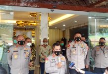 Wakili Kapolri, Kabaharkam Polri Serahkan Sertifikat Gold Reward Obvitnas kepada 5 Perusahaan