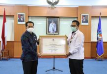 Kepala Badan Litbang Kemendagri, Dr. Agus Fatoni, M.Si. Berikan Penghargaan kepada Pegawai Teladan, Produktif dan Berprestasi