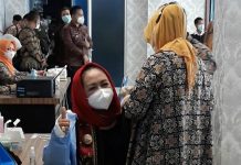 Bupati Tulang Bawang Laksanakan Vaksinasi Covid 19 Di RSUD Abdul Moeloek
