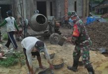 Jalin Silaturahmi Babinsa Desa Panggung Jaya Royong Bantu Pembangunan Rumah Warga
