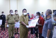 Gubernur Salurkan Bantuan Tunai PKH, Program Sembako, dan Bansos ke Masyarakat