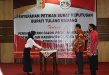 Peroleh SK, Bupati Tulang Bawang Harap Para Aparatur Dapat Mensosialisasikan Program Dan Hasil Kerja Pemkab Tulang Bawang