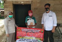 16 Warga Menerima Bantuan Sosial Dari Petugas Satuan Reserse Narkoba