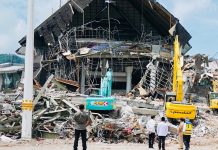 Presiden Joko Widodo Tinjau Kantor Gubernur Sulawesi Barat Yang Terkena Dampak Gempa