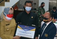 Bupati Tulangbawang Dr (Cand) Hj. Winarti SE, MH Meraih Anugerah Tjindarboemi