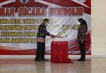 Bupati Tulang Bawang Dr. (cand) Hj. Winarti, SE. MH Menyerahkan Secara Simbolis Dana Desa Tahap I BLT DD