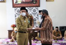 Bupati Hi.Parosil Mabsus Peringati Isra Mi’raj,sekalian Bagikan Insentif Guru Ngaji,Imam Masjid,Marbot