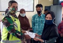 Selalu Berbuat Kebaikan, Pelda Zamal Memberikan Tali Asih Kepada Warga Yang Tidak Mampu.