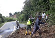 Babinsa Koramil 422/Belalau Gotong Royong Bersihkan Material Bekas Longsor