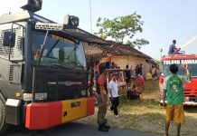 Brimob Lakukan Pemadaman Kebakaran di Rumah Warga Talang Tembesu