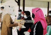 Bupati Tulang Bawang Dr. Hj Winarti, SE., MH Serahkan Santunan Untuk Anak Yatim