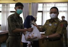 Penyerahan Sembako kepada ASN dan THLS Pemkab Lambar