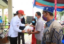 Penyerahan Bantuan Sembako dan Insentif Kepada Guru Ngaji serta Penyerahan Beras dari Badan Amil Zakat Nasional Lampung Barat