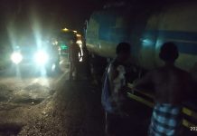 Sedang Dandan Mobil Rusak Dipinggir Jalan Tiba Tiba Truk Nyelonong Dari Belakang