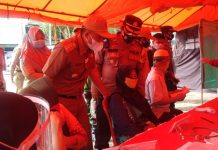 Bupati Lampung Barat Hi. Parosil Mabsus Meninjau Lapak Vaksinasi Covid-19