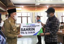 Bupati Lampung Barat Hi. Parosil Mabsus serahkan Santunan Kecelakaan dan Kematian