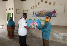 Desa Tebing Karya Mandiri Bagikan BLT 40 KPM