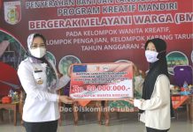 Bupati Tulang Bawang Menyerahkan Bantuan Launching Program Kreatif Mandiri Bergerak Melayani Warga