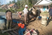 Desa Budi Aji Bangun Rabat Beton Sepanjang 300 Meter