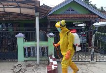Kelurahan Blambang Umpu Masuk Zona Merah, PMI Way Kanan Melakukan Penyemprotan Cairan Disifektan di Rumah Warga