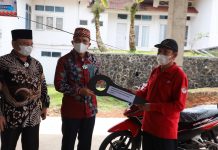 Bupati Lampung Barat Hi. Parosil Mabsus serahkan Bantuan Usaha Secara Simbolis