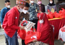 DPC PDIPKabupaten Lampung Barat Hi. Parosil Mabsus Berbagi Bingkisan Dan Tali Asih