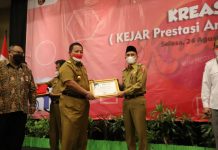 Bupati Lampung Barat, Hi. Parosil Mabsus Hadiri Penerimaan Penghargaan Satu Rekening Satu Pelajar (KEJAR) tahun 2021