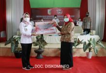 Dr. Hj. Winarti, SE., MH Bupati Tulang Bawang Menyerahkan Bantuan Langsung Masyarakat Program Kreatif Mandiri Bergerak Melayani Warga