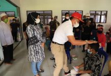 Bupati Lampung Bara Hi. Parosil Mabsus Memberikan Santunan Anak Yatim Piatu