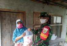 Koramil Kodim 0422/LB Melaksanakan Pendistribusian Beras Kepada Masyarakat Kurang Mampu