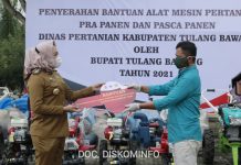Bupati Tulang Bawang Dr. Hj. Winarti , SE., MH Menyerahkan Bantuan Alat Mesin Pertanian