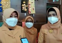 Ketua Dharma Wanita Provinsi Lampung Kunjungi Sentral Kerajinan Metro